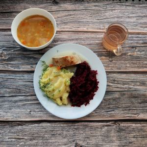 Zdjęcie przedstawia Dietę podstawową: Fasolowa z ziemniakami Ziemniaki z koperkiem gotowane Kotlet drobiowy panierowany Sos jarzynowy Sałatka z buraczk&oacute;w i jabłka z olejem Kompot owocowy